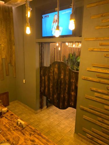 uma sala de jantar com uma televisão e uma mesa em Sinbad Hotel em Samarcanda