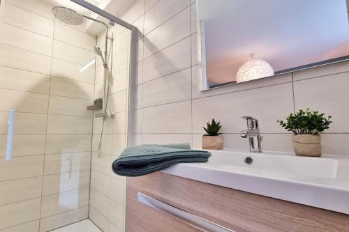 a bathroom with a sink and a shower at La Buhl verte - Chic et Moderne - Calme - Fibre - Relax BNB in Buhl