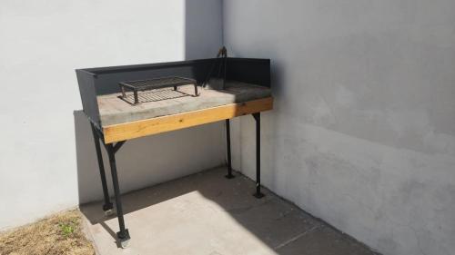 una mesa con un objeto metálico encima en Departamento temporario Prado Español en San Nicolás de los Arroyos