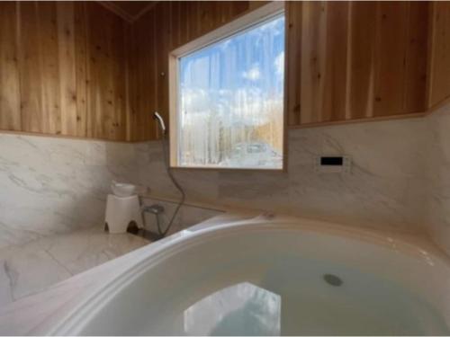 御代田町にあるPolar House Asama Villa - Vacation STAY 30344vの窓付きのバスルーム(バスタブ付)