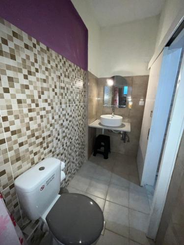 uma casa de banho com um WC e um lavatório em Villa Leonidas KOUTSOUPIA em Kókkinon Nerón