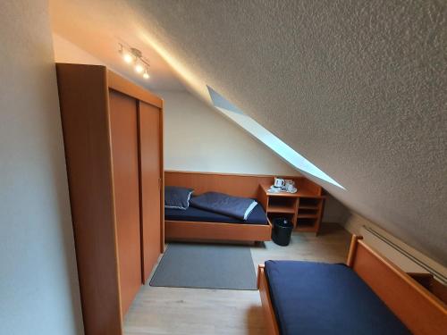 um pequeno quarto com uma cama e uma pequena mesa em Monteurzimmermit Gemeinschafst Bad-Küche- AM RHEIN 