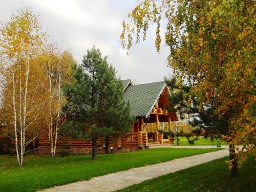 a log cabin in the middle of a green yard at Brech Resort&Spa in Gurinovka Staraya