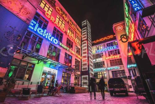 ヴロツワフにあるRynek - Cozy Retro Apartment near to Main Squareのネオンの看板が貼られた建物