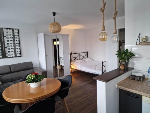 una sala de estar con una mesa y un sofá en Apartament Sportowa, en Gryfice
