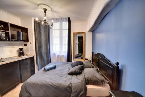 シャンベリにあるLes Petits Boudoirs de Savoieのベッドルーム1室(枕付)