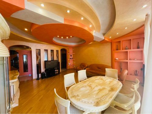 North Avenue Apartment – Photos 2