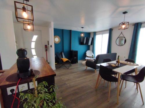 - un salon avec une table et une salle à manger dans l'établissement Ma maison de vacances en Bretagne, à Meillac