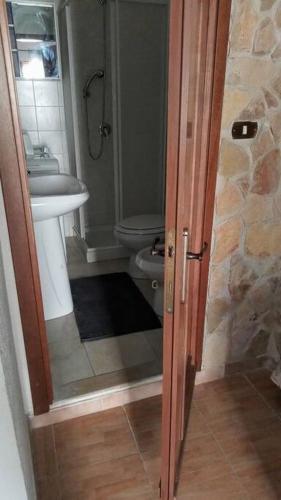 uma casa de banho com um WC e um lavatório em CASA FIORITA em Rodi Garganico