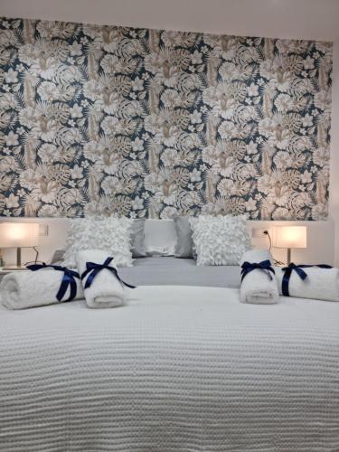 a bedroom with a bed with a floral wallpaper at Casa Roman LUX in León