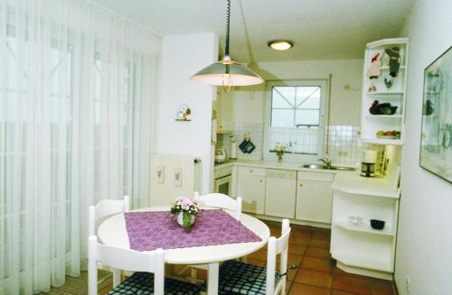 Kuchyň nebo kuchyňský kout v ubytování Juist - Freund, FeWo Inselresidenz Wattenmeer Wo3