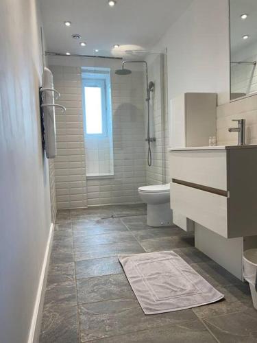 une salle de bain avec toilettes, lavabo et fenêtre dans l'établissement Malban - Centre Historique- 3ième étage, à Lannion