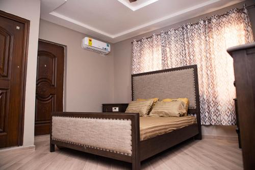 1 dormitorio con 1 cama en una habitación en Urban Condos, en Accra