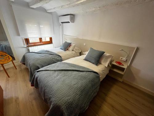 Llit o llits en una habitació de Apartaments rurals CAL PARRO, Batea (Terra Alta)
