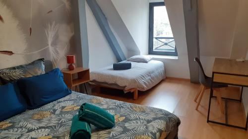 um quarto com um sofá, uma cama e uma janela em Appartement rien que pour vous proche centre ville em Laval