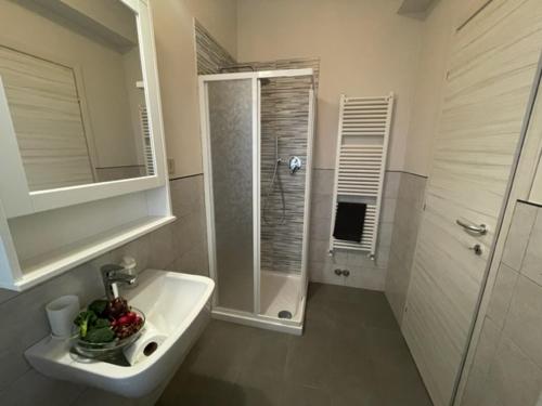 La salle de bains est pourvue d'un lavabo et d'une douche. dans l'établissement Dal Ciandri, à Pise