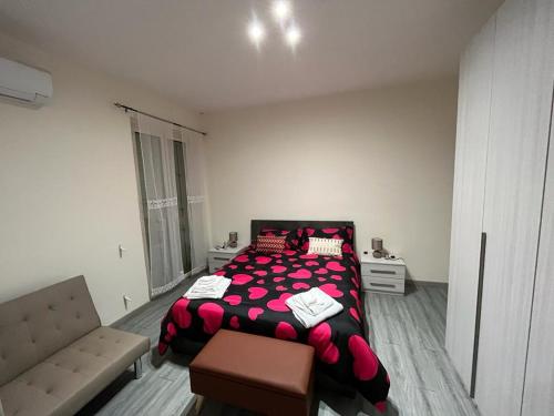 1 dormitorio con 1 cama y 1 sofá en KAM DELUXE Rooms And Home Vacancy, en Calamonaci
