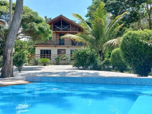 une maison avec une piscine en face d'une maison dans l'établissement L'Oasis Don Juan, à Don Juan
