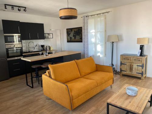 un salon avec un canapé et une table dans l'établissement Joli F3 SETE à la Caraussanne, à Sète