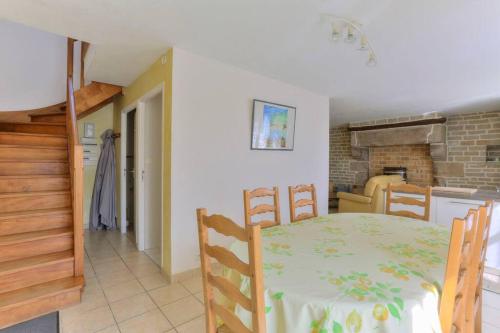 une salle à manger et une cuisine avec une table et des chaises dans l'établissement Maison de charme le Clairay 2, à Trémeur