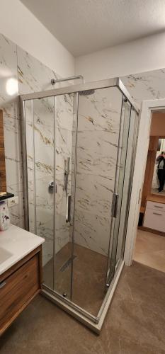 um chuveiro com uma porta de vidro na casa de banho em Wonderful City Center 1 em Durrës