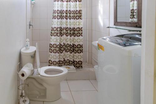e bagno con servizi igienici e tenda per la doccia. di Caribbean Dream Vacation Property CD1 a Gros Islet