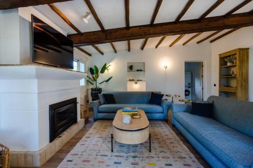 een woonkamer met blauwe banken en een open haard bij Maria Lisboa in Almancil