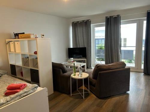 een woonkamer met een bank en een tafel bij Gemütlich wohnen zwischen Köln und Düsseldorf in Leverkusen