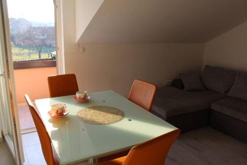Zimmer mit einem Tisch, Stühlen und einem Sofa in der Unterkunft Moderan apartman Ana - Vinkovci centar in Vinkovci