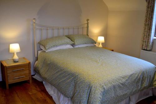 Säng eller sängar i ett rum på Holiday home in Falcarragh, Gortahork, Donegal