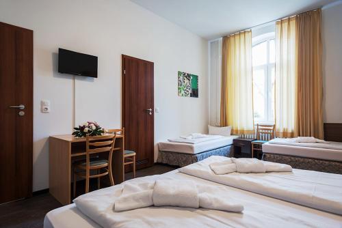 Postel nebo postele na pokoji v ubytování Queens Park Hotel