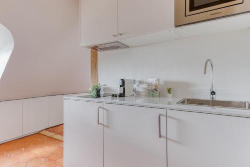 Una cocina o kitchenette en Studio Cocoon with View in the Heart of Paris 09