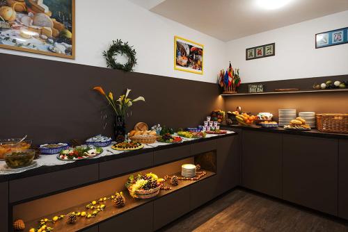 ein Buffet mit vielen verschiedenen Speisen in der Unterkunft Queens Park Hotel in Berlin