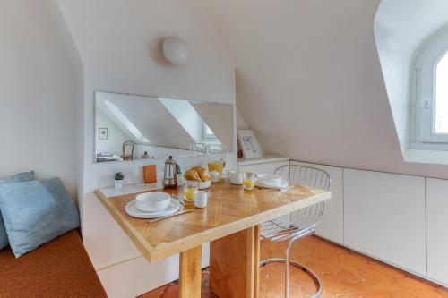 Studio Cocoon with View in the Heart of Paris 09