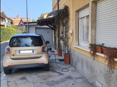 a small car parked next to a building at Le camere di Sabrina con bagno in camera in Sarzana