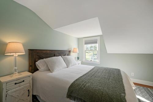 een slaapkamer met een bed, een lamp en een raam bij Bush Park & Downtown Charmer in Salem's Best Location in Salem
