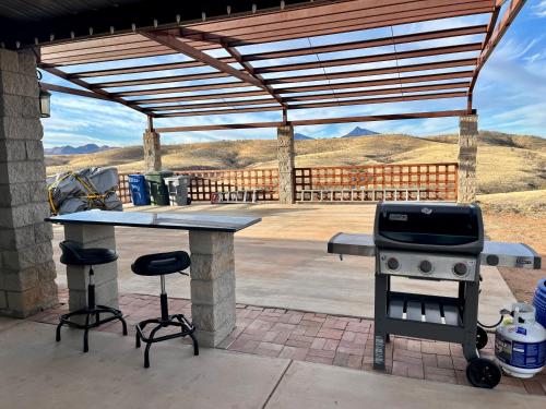 una mesa de picnic y una parrilla con vistas a las montañas en Casa de campo con vistas espectaculares en Nogales