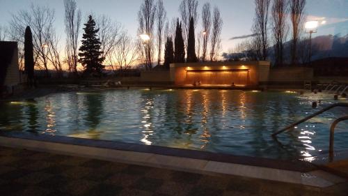 una piscina en un parque al atardecer en Casa Vacanze Carducci, en San Casciano dei Bagni