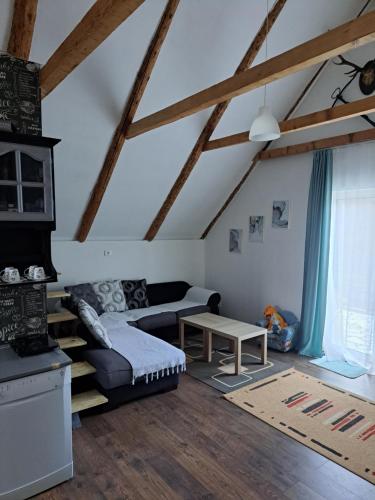 ein Wohnzimmer mit einem Sofa und einem Tisch in der Unterkunft Village House Gradac in Šavnik