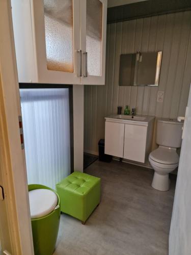 une salle de bain avec toilettes, lavabo et baignoire dans l'établissement LES CERISIERS 1, à Nogaro