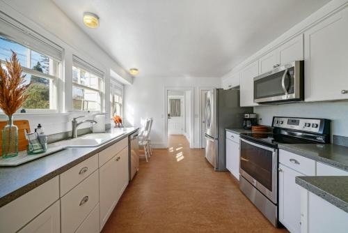 Dapur atau dapur kecil di Bush Park & Downtown Charmer in Salem's Best Location