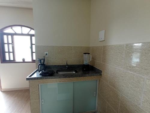 uma cozinha com um lavatório e uma janela em LAGOA I - Saquarema RJ em Saquarema