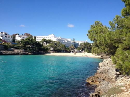 a view of a beach with buildings in the background at Beach Suite Playa Cala dor in Cala d´Or