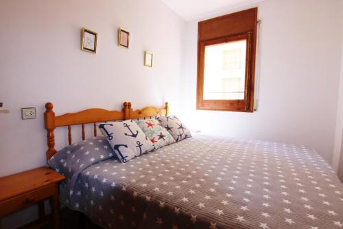 Postel nebo postele na pokoji v ubytování Roses Centre Platja 2