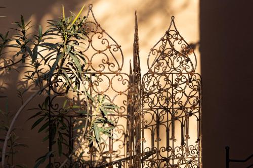una recinzione con una pianta di fronte a un edificio di Riad Tafilag a Taroudant
