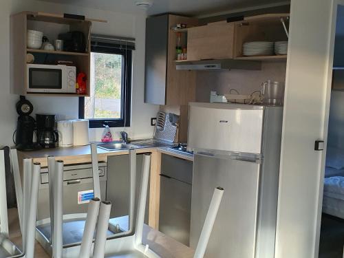 Il comprend une petite cuisine équipée d'un réfrigérateur et d'un comptoir. dans l'établissement Salagouuuuuuuuu, à Liausson