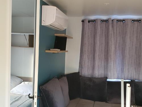 una camera con divano e finestra con tenda di Salagouuuuuuuuu a Liausson