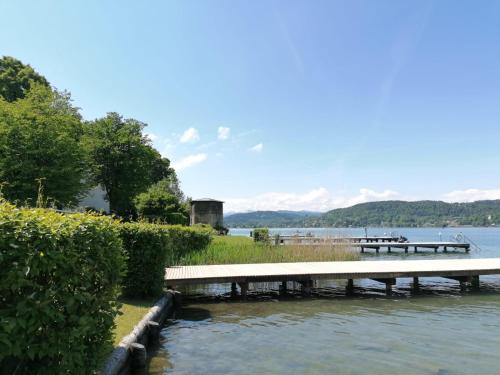 un puente sobre un cuerpo de agua junto a un lago en BaMo Studio - modern living lakeside en Klagenfurt