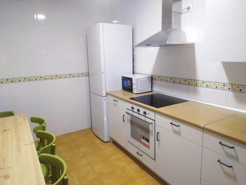 a kitchen with a white refrigerator and a stove at Piso.2hab+2baños+garaje+Asc+A C. in Talavera de la Reina