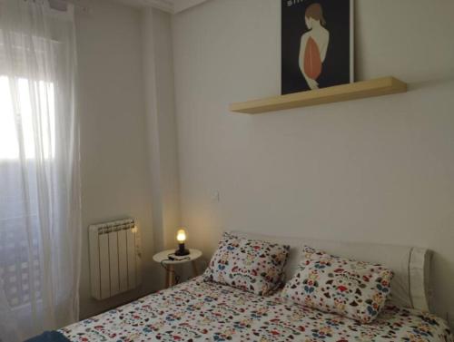 una camera da letto con un letto con cuscini e una candela di Piso.2hab+2baños+garaje+Asc+A C. a Talavera de la Reina